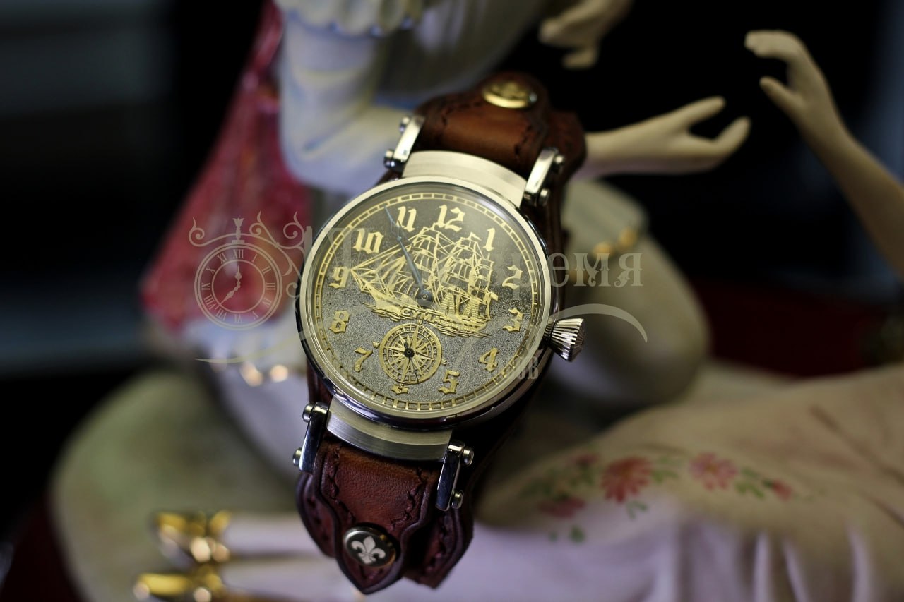 Часы CYMA 1932 года с гравированным парусником на циферблате и коричневым кожаным ремнём