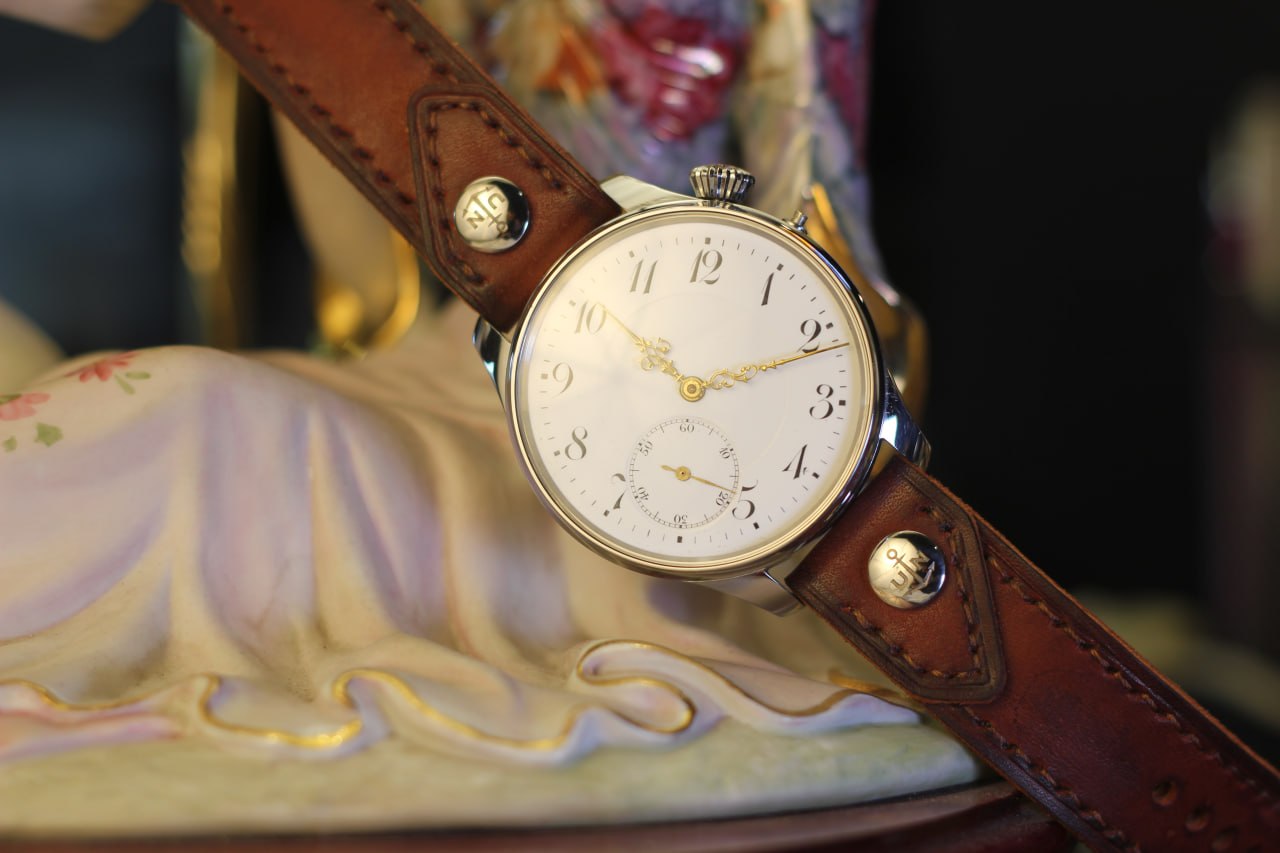 Часы Ulysse Nardin 1919 года со светлым циферблатом на коричневом кожаном ремне