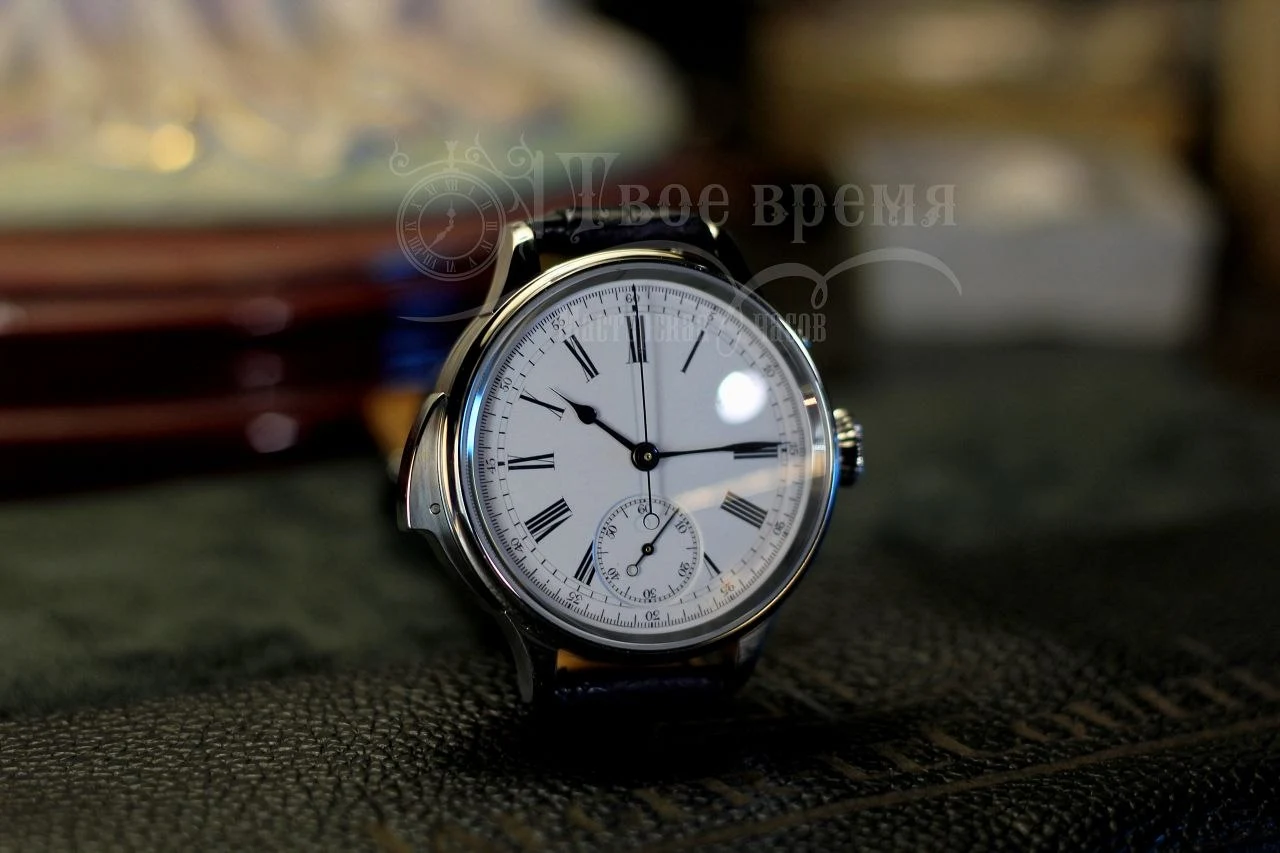 Часы Jaeger-LeCoultre конца XIX века со светлым циферблатом в стальном наручном корпусе
